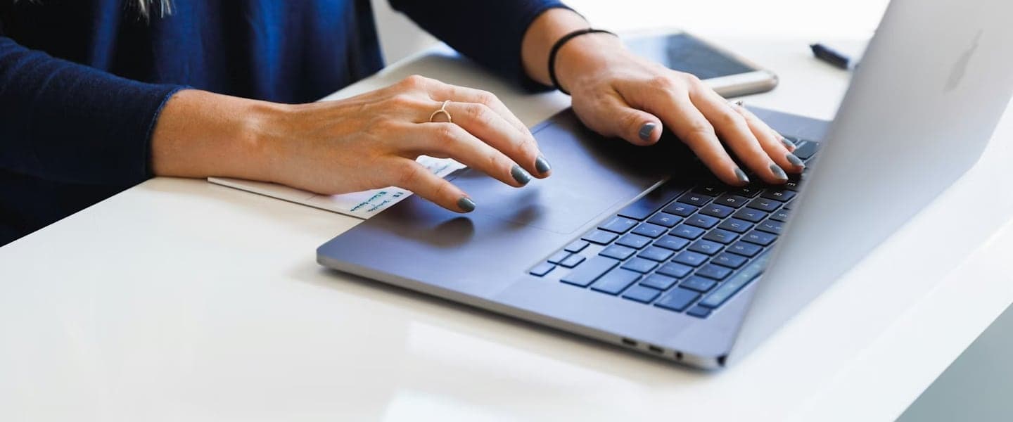 Professional Email Signature: How to Stop Losing Clients at the Bottom of Every Message